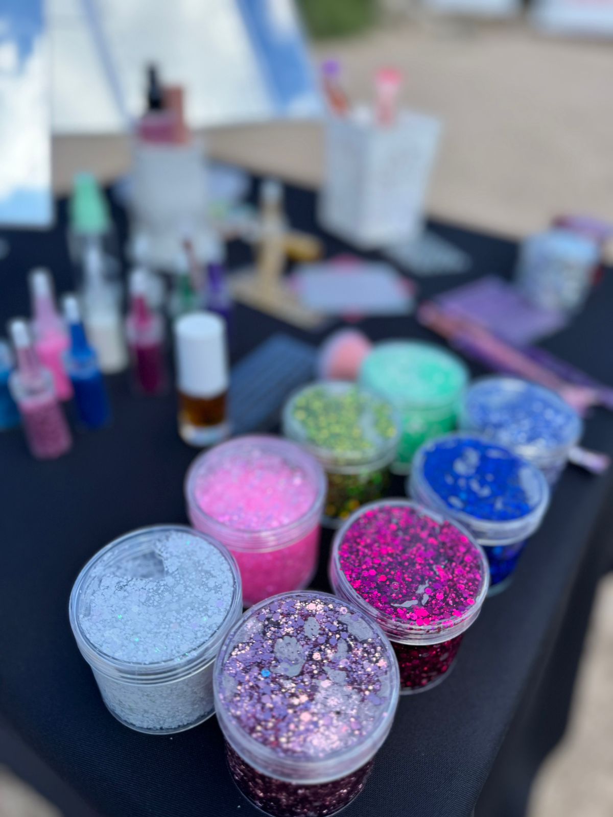 Maquillaje artístico con glitter en modelo durante evento en Córdoba