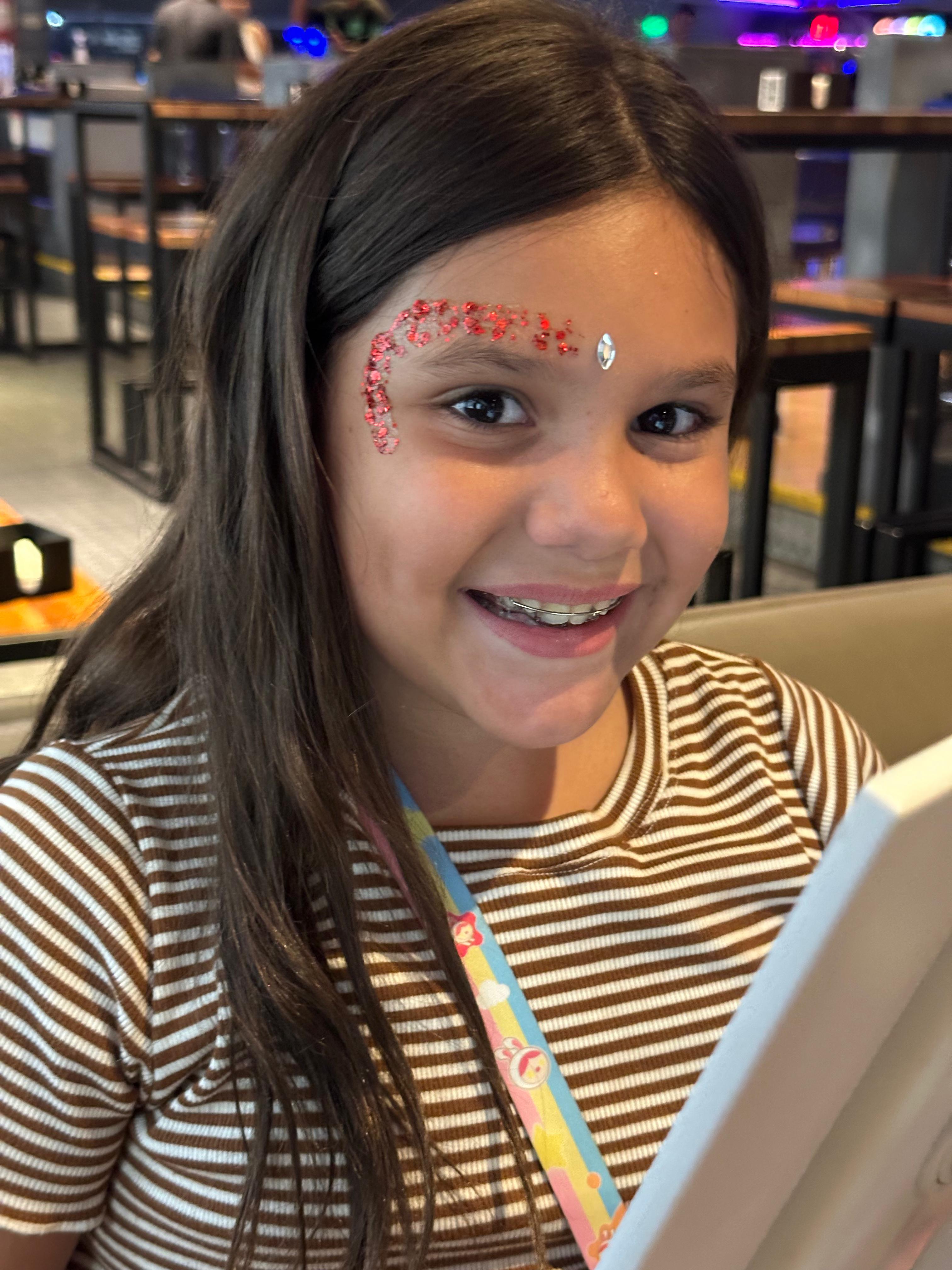 Invitados disfrutando del servicio de Glitter Bar en evento